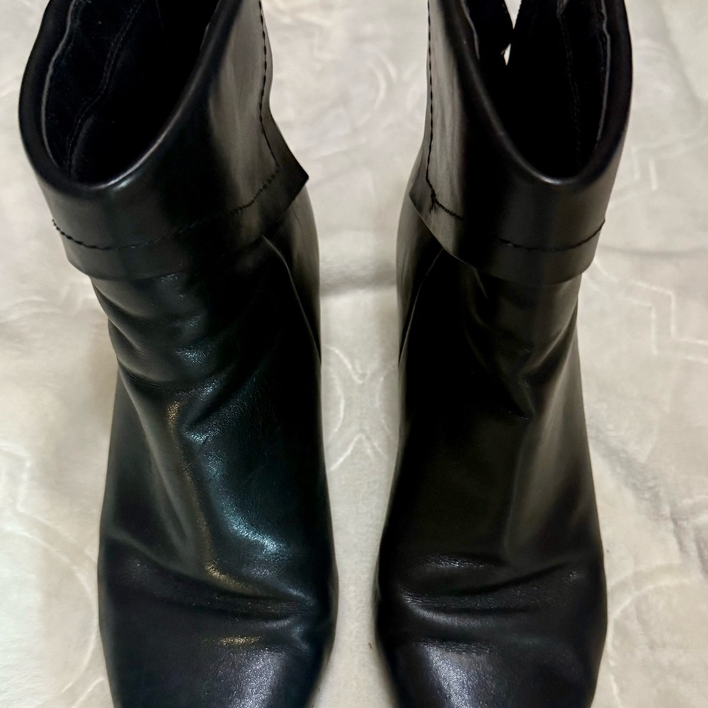 Happy Feet Black Leather Ankle Boots 7W Y2K Matrixcore Office Siren Fall Trend